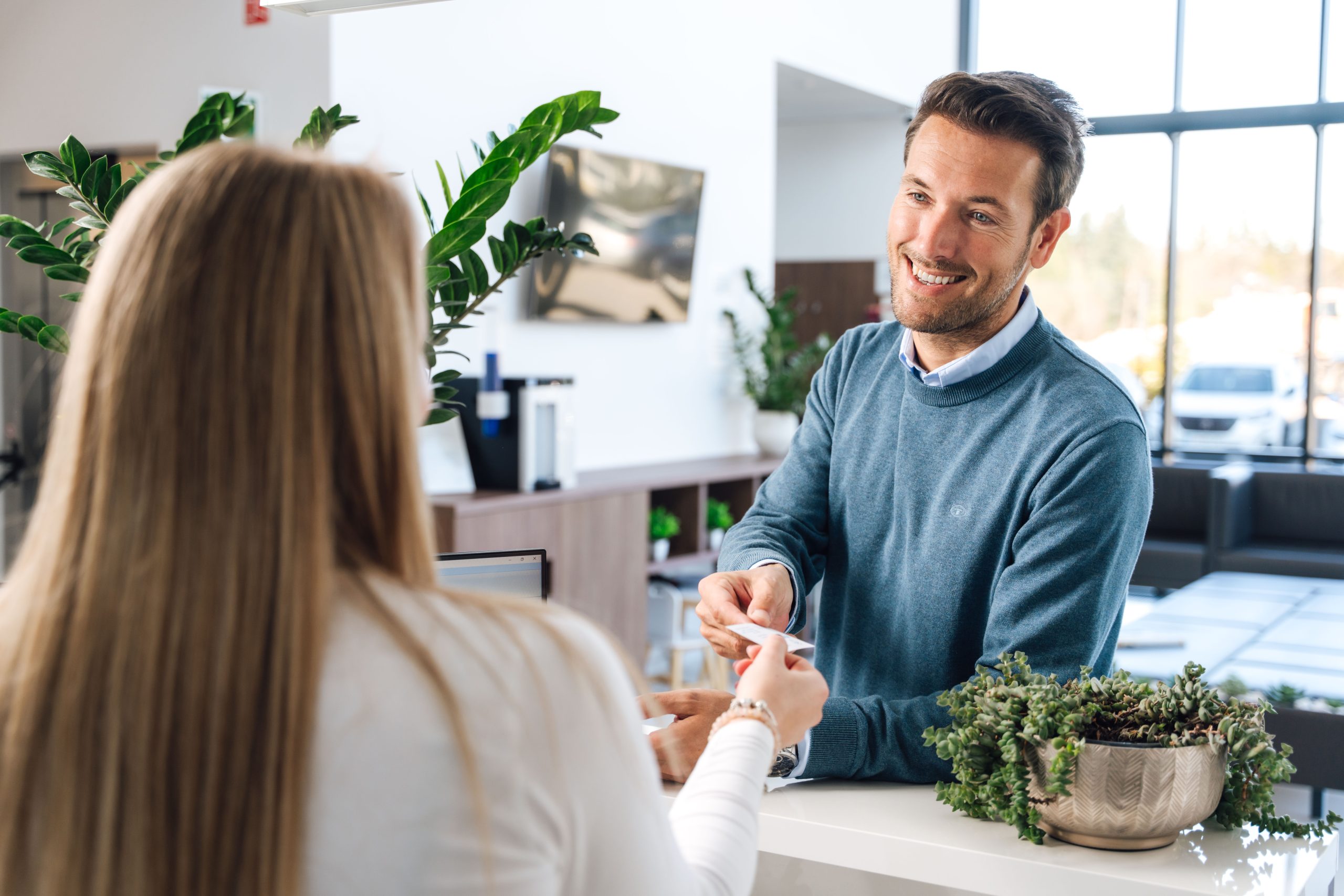 Inlej/Onlej keramična zalivka Keramična zalivka (inlej) vstavljena v zob za popolno estetsko in funkcionalno obnovo obsežnega defekta